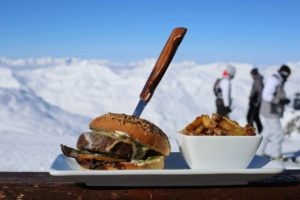 un burger sur la terrasse du Péclet à Val Thorens