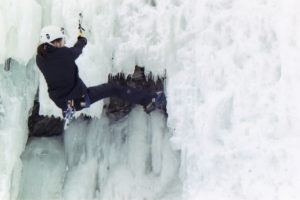 Alpiniste escaladant un mur de glace