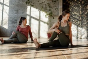 2 femmes faisant du yoga