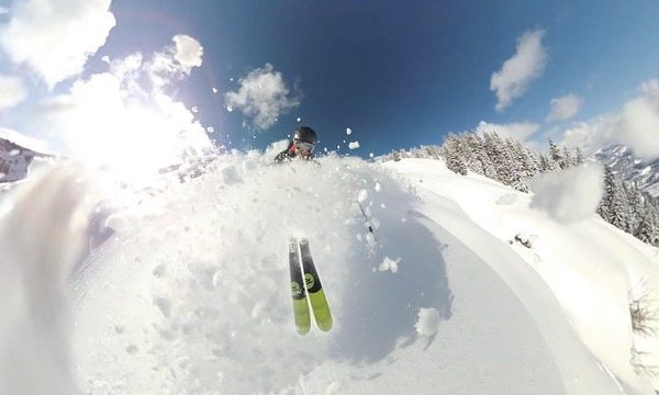un freerider dévalant une pente vierge