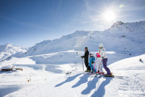 Une famille Méribel ski chaussés en haut d'une piste de ski à la montagne