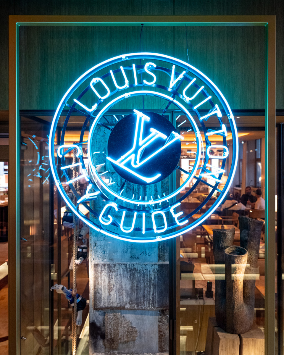 Logo lumineux Louis Vuitton dans la librairie éphémère à l'hôtel Brach Paris