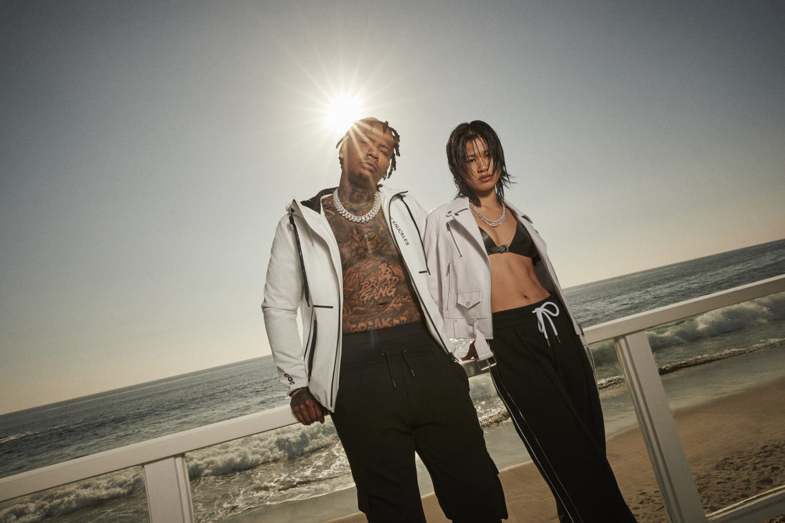 Moneybagg Yo et Justine Mae Biticon sur une plage à Malibu posant pour Moose Knuckles