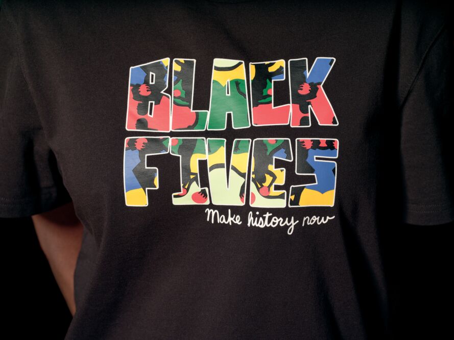t-shirt black fives avec marqué dessus "make history now"