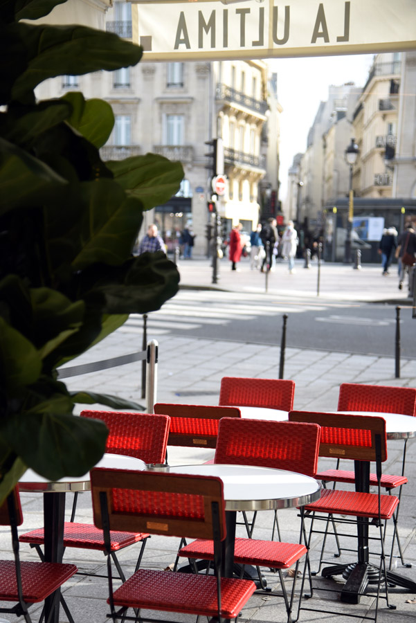 la ultima vue sur la terrasse près de la rue avec des chaises rouges