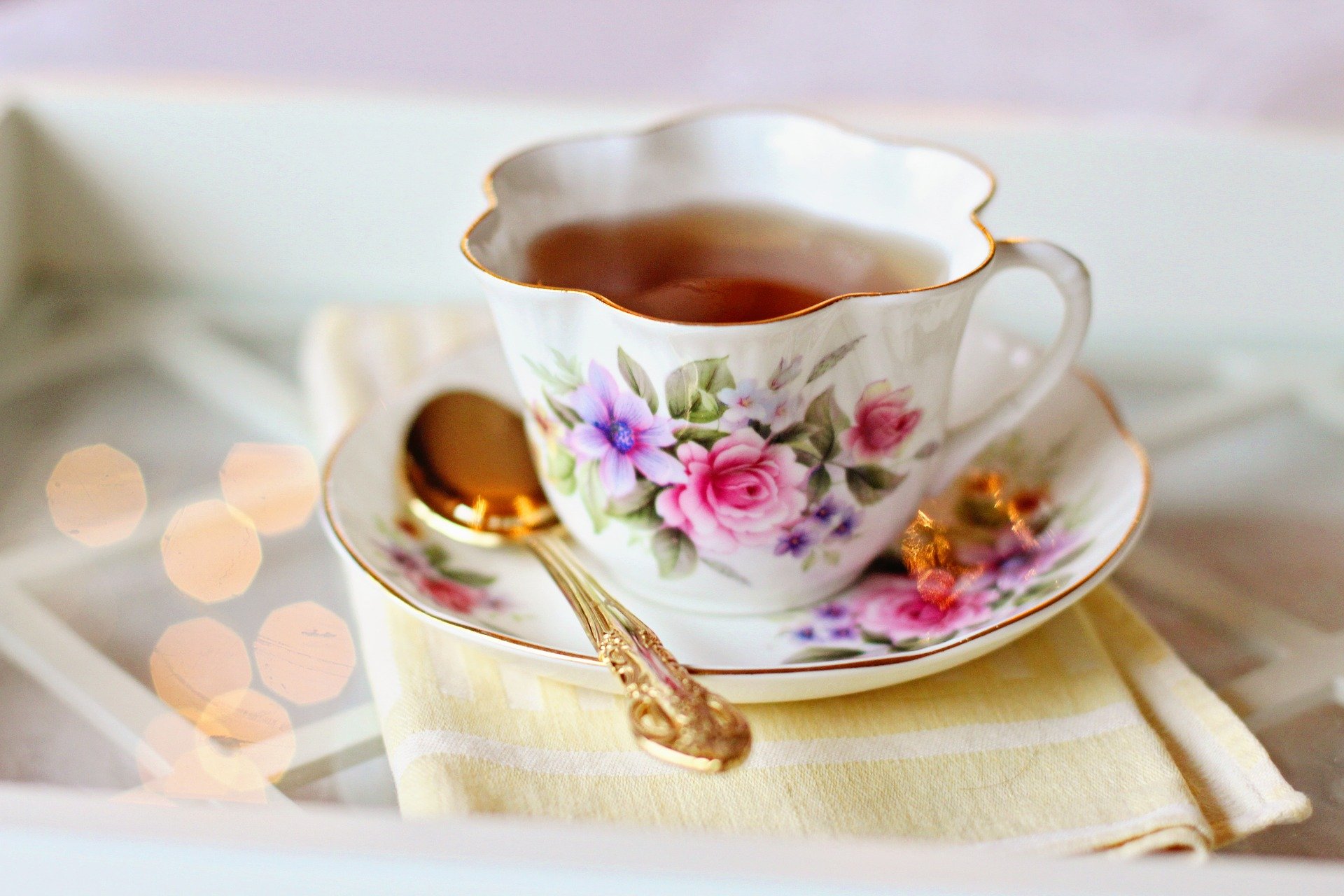 tasse de thé fleurie en porcelaine