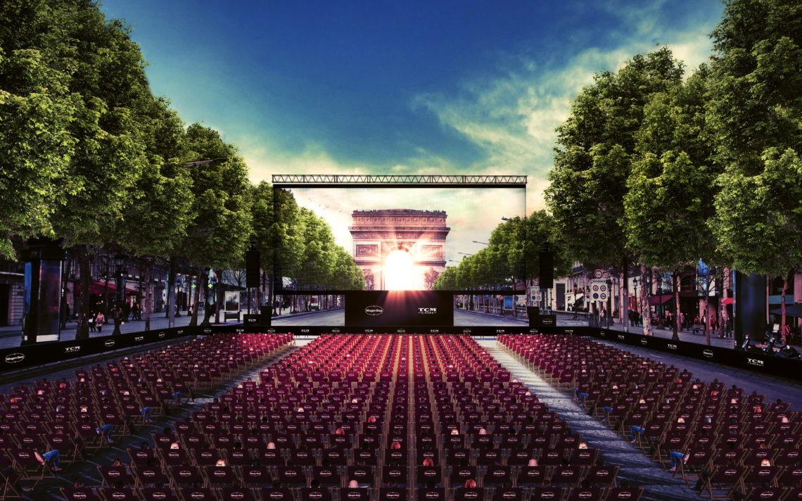 Affiche de la soirée du cinéma sur les champs-élysées avec une multitude de fauteuil face à un écran devant l’arc de triomphe à Paris