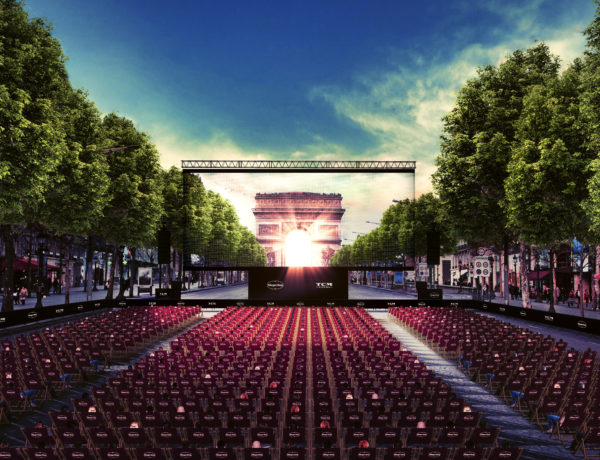 Affiche de la soirée du cinéma sur les champs-élysées avec une multitude de fauteuil face à un écran devant l’arc de triomphe à Paris
