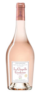 rosée dans une bouteille rose pâle transparente