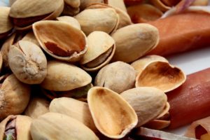 notre apéro : pistache (noix ou plutôt fruit à coque) doté d'une carapace en bois qui cache à l'intérieur, telle une huître, une graine verte appelée pistache