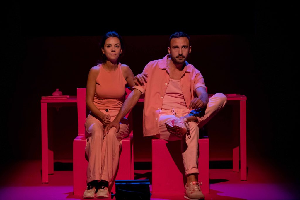 Oublie-moi au théâtre Actuel la Bruyère, image des deux personnages assis face à la scène.