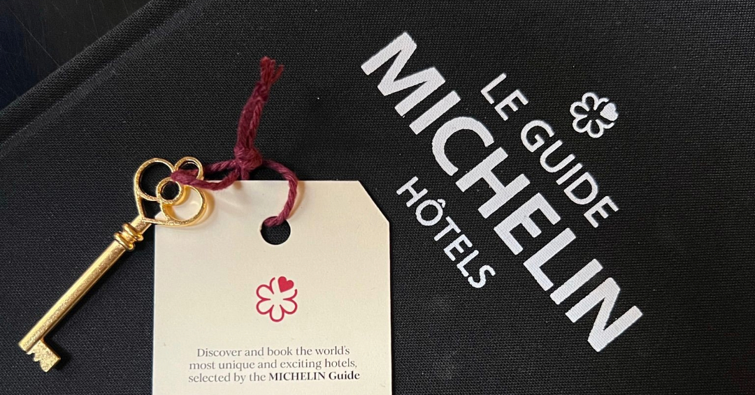 Le guide MICHELIN présente pour 2024 un guide d'hôtellerie avec la la clé MICHELIN
