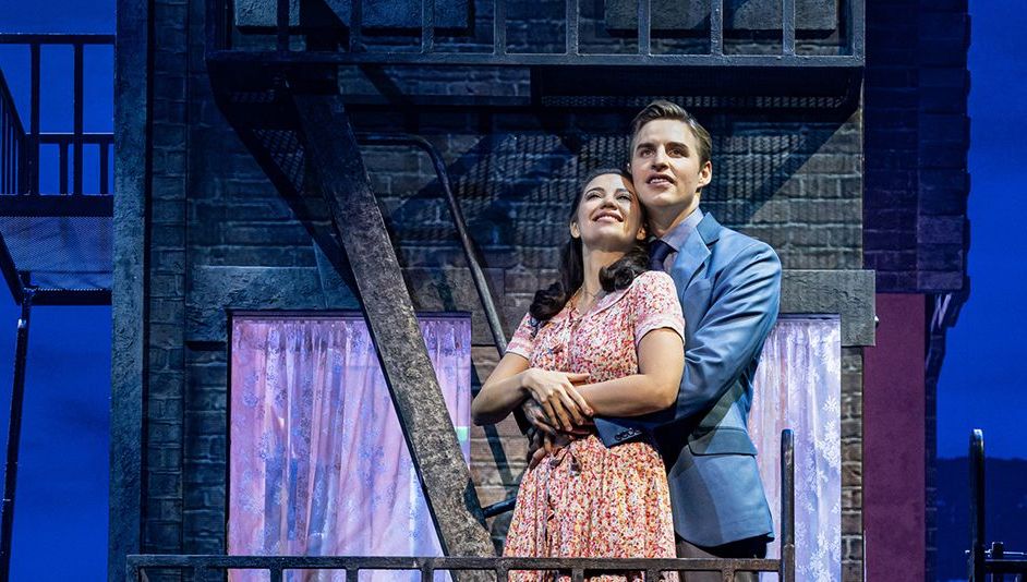 Comédie musicale West Side Story au Théâtre du Chatelet : les deux personnages principaux se regardent amoureusement