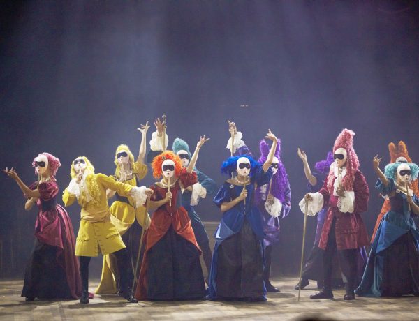Des danseurs du spectacle Moliere l'Opéra Urbain sont en costume d'époque sur scène