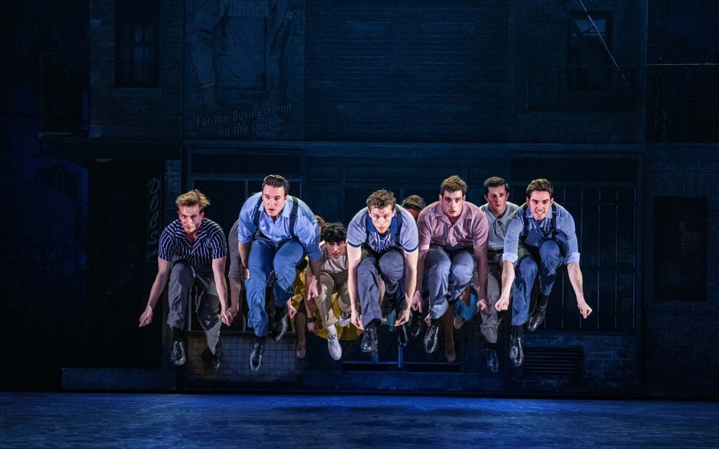 Comédie musicale West Side Story au Théâtre du Chatelet : les Jets font une chorégraphie inoubliable