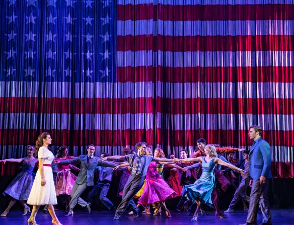 Comédie musicale West Side Story au Théâtre du Chatelet : le fameux bal où les deux personnages principaux tombent amoureux