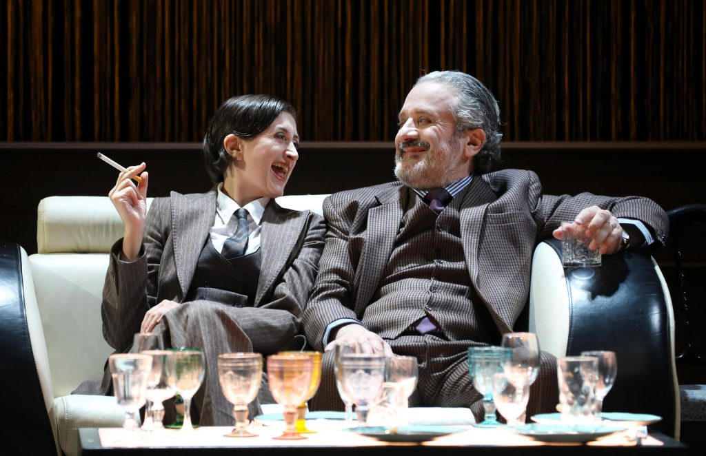 Pièce de théâtre l'Effet miroir au théâtre de l'Oeuvre : deux comédiens fument une cigarette assis sur un canapé avec de l'alcool