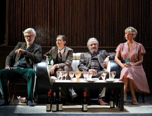 Pièce de théâtre l'Effet miroir au théâtre de l'Oeuvre : les quatre comédiens sont sur un canapé