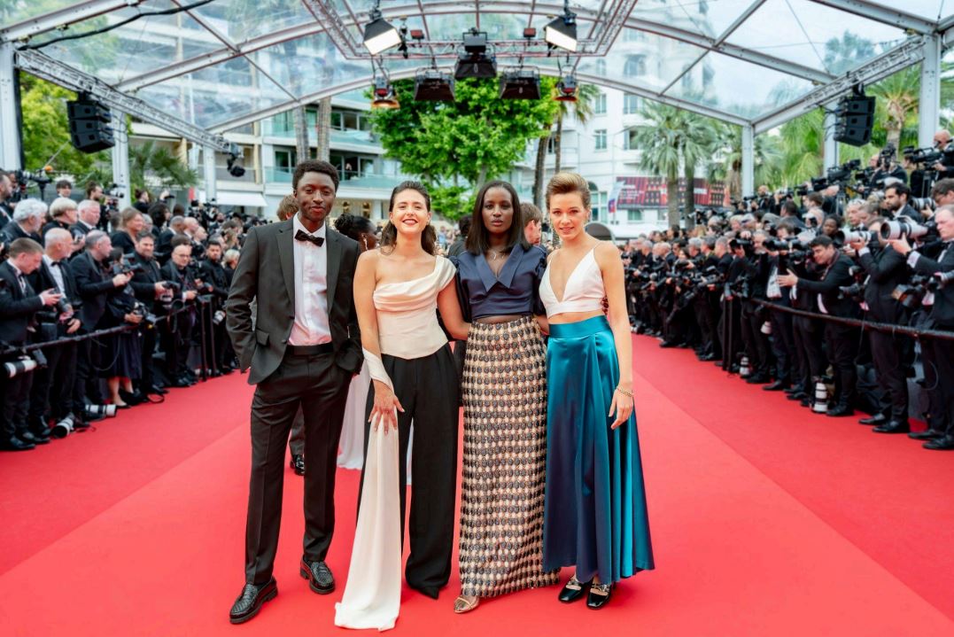 4 artistes posent sur les marches de Cannes.