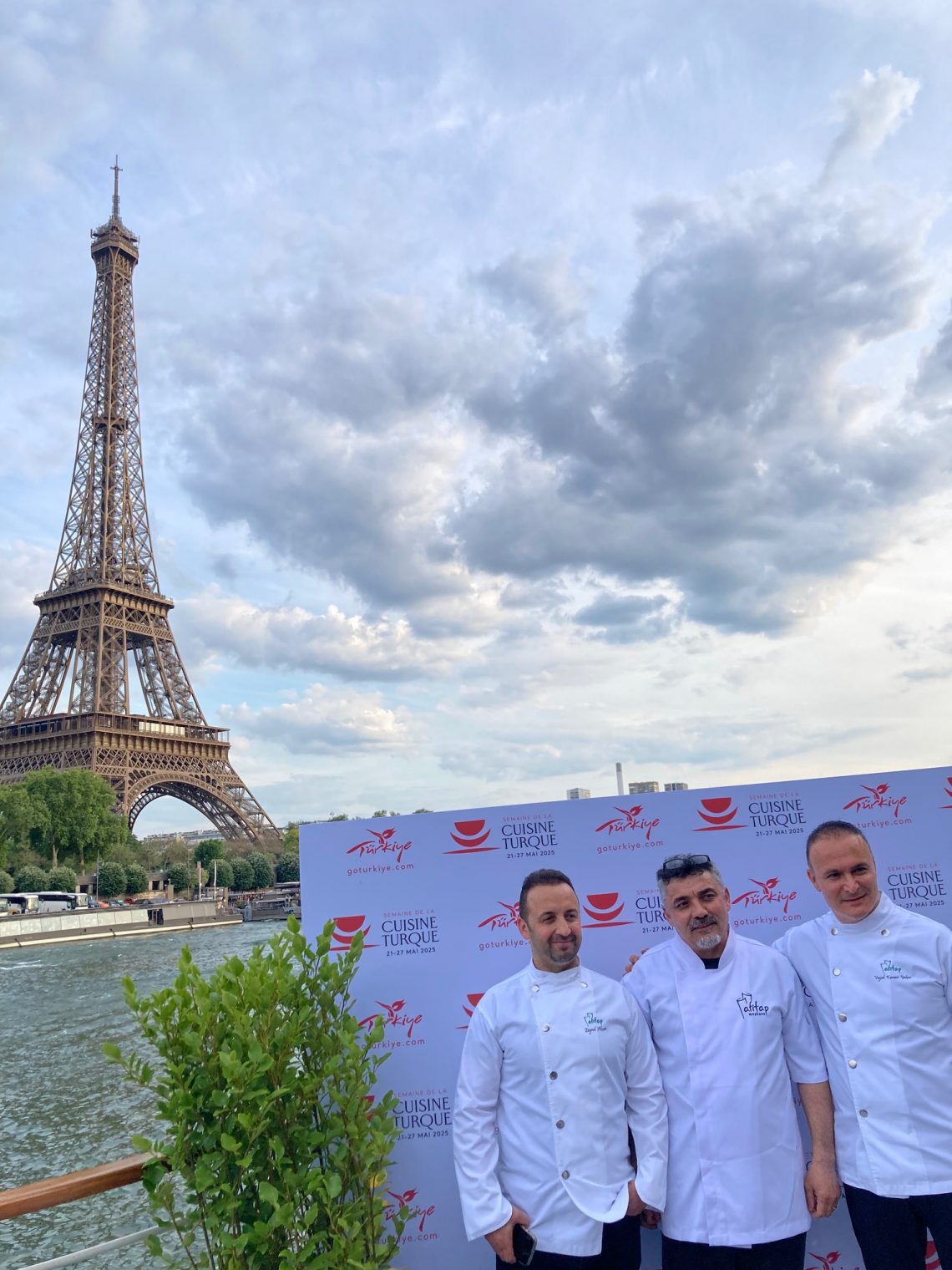 Les 3 chefs posent devant le photocall, avec la Tour Eiffel en fond.