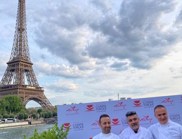 Les 3 chefs posent devant le photocall, avec la Tour Eiffel en fond.
