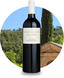 Bouteille de vin rouge, cuvée Etoile. Photo sur fond d'une colline.