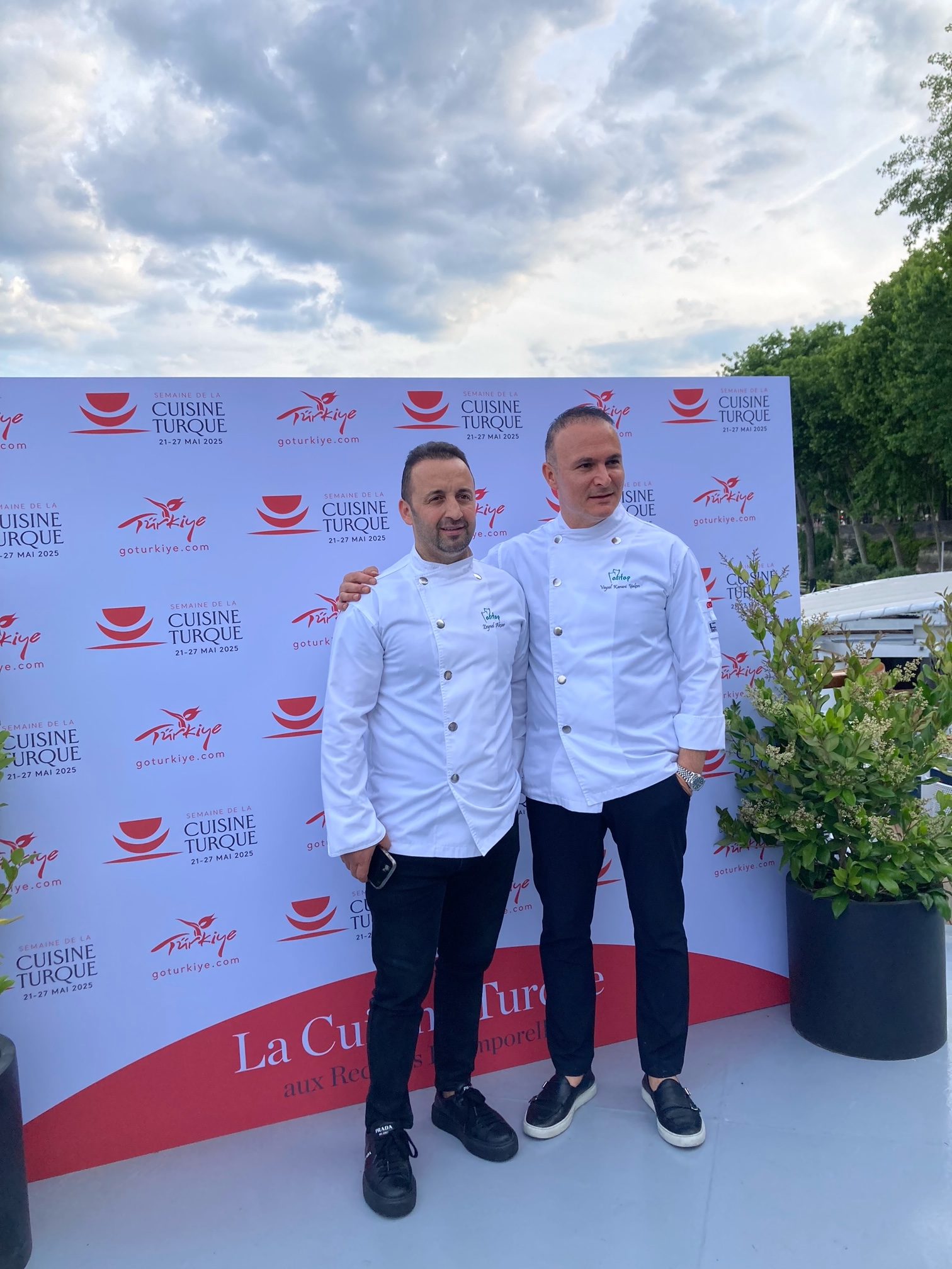 Deux chefs turcs, devant le photocall.