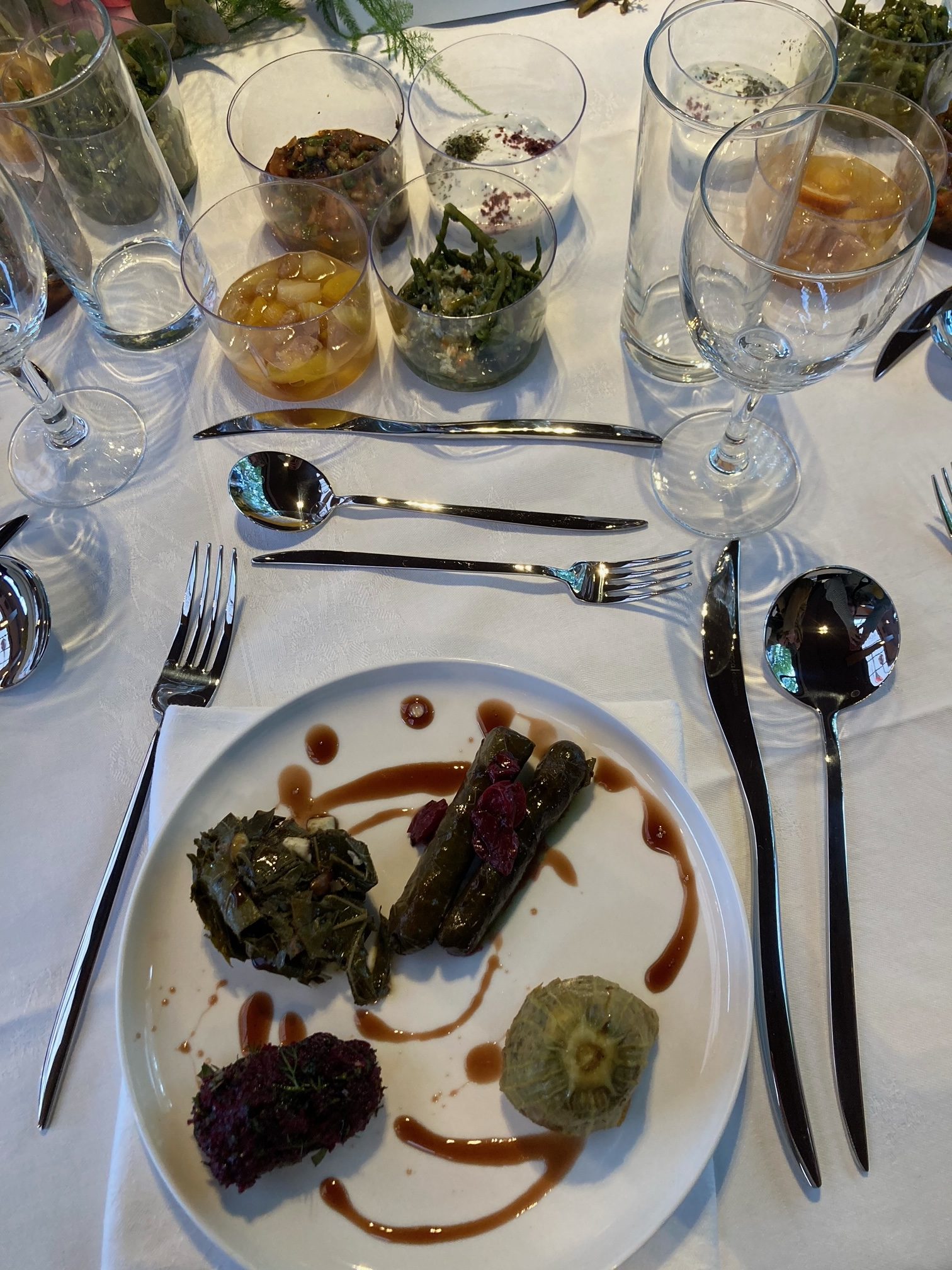 Entrée comprenant des aliments traditionnels de Turquie.