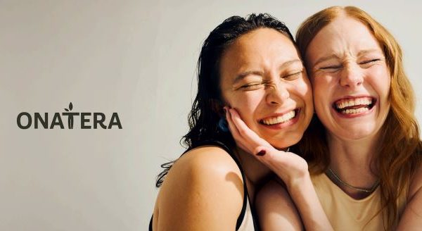 Femmes qui rient, en posant pour Onatéra.