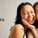 Femmes qui rient, en posant pour Onatéra.