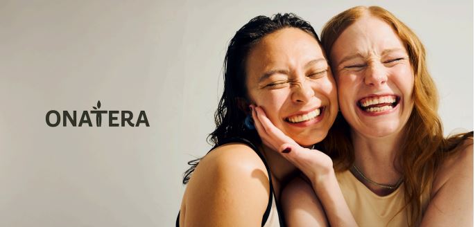 Femmes qui rient, en posant pour Onatéra.