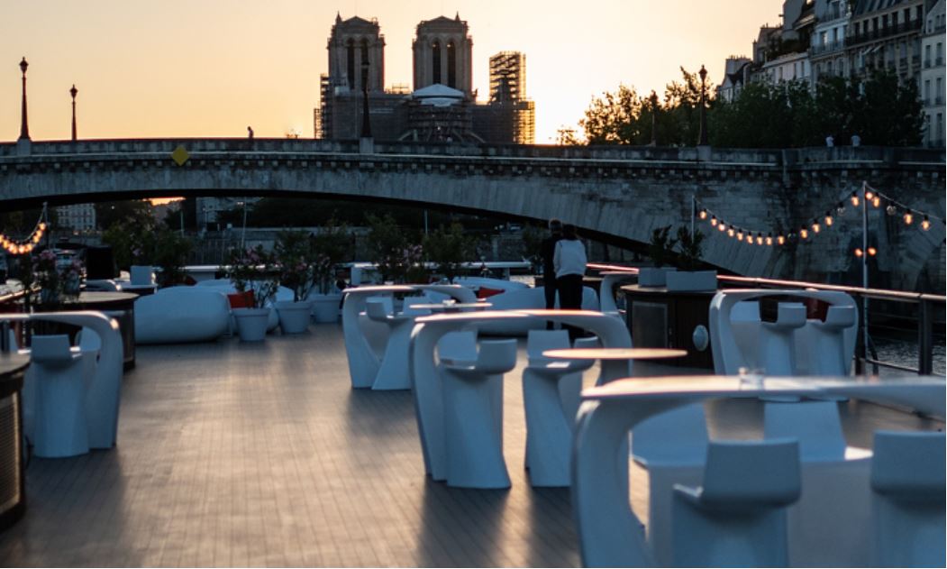 Terrasse du Diamant Bleu, avec le coucher de soleil et Notre dame en fond.