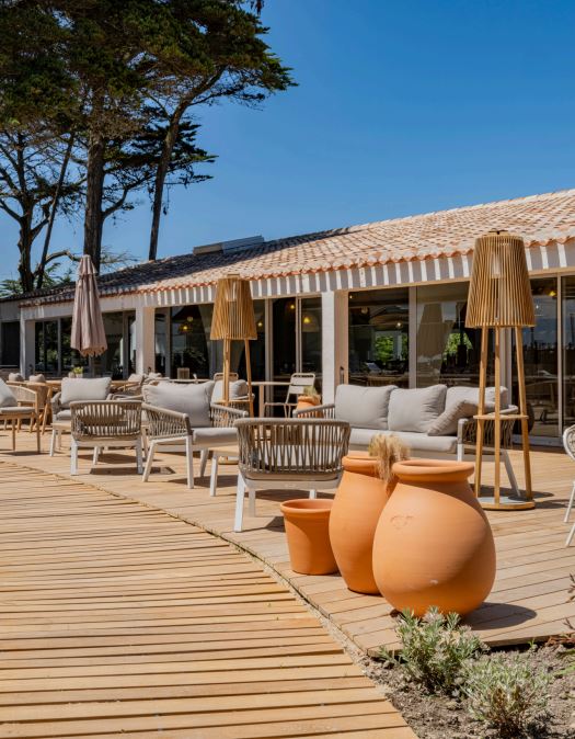 Les infrastructures extérieures de l'hôtel, tout en bois.