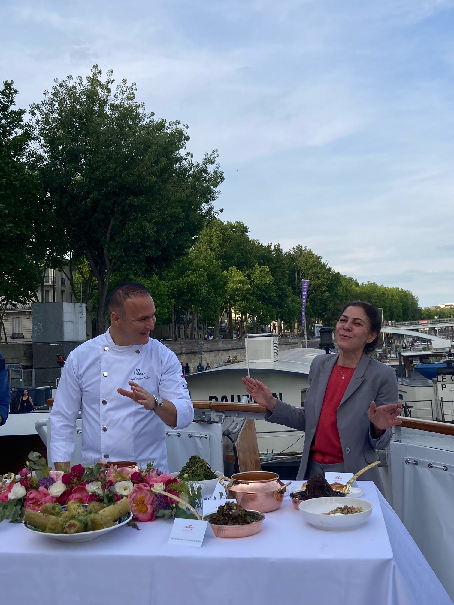 Démonstration et explication des plats avec un chef et sa traductrice.