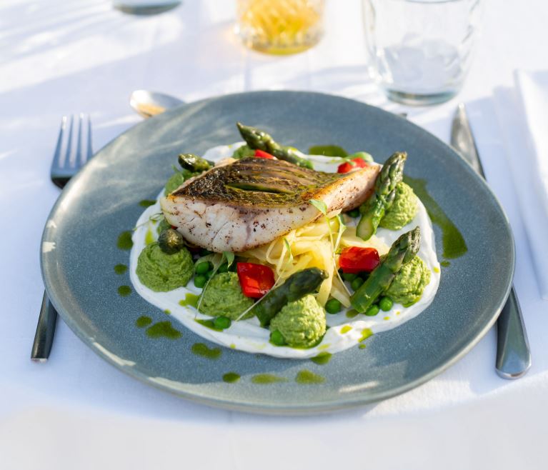 Le plat du menu : du poisson servi avec son accompagnement.