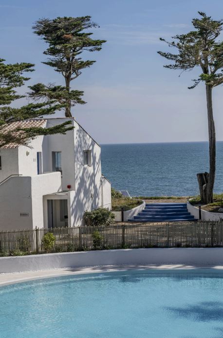 La piscine de l'hotel avec en vue de fond la mer.