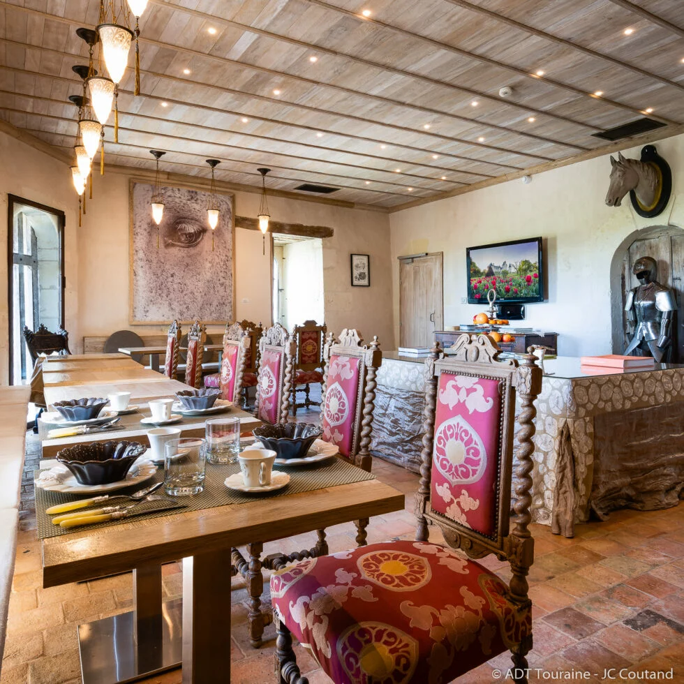 salle de petit déjeuner, dans une déco médiévale.