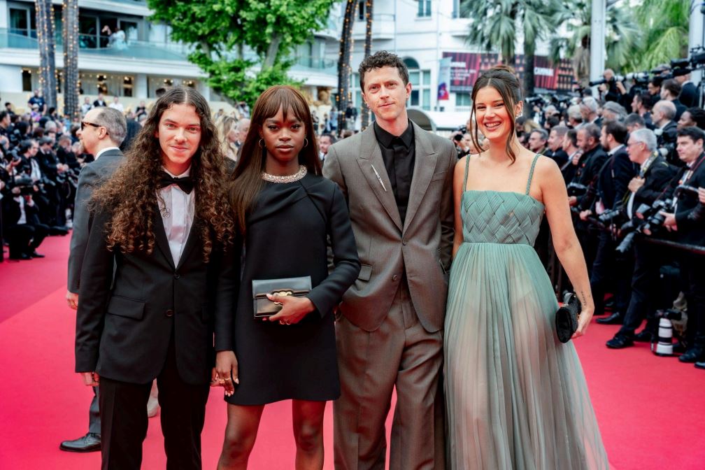4 artistes sur les marches.