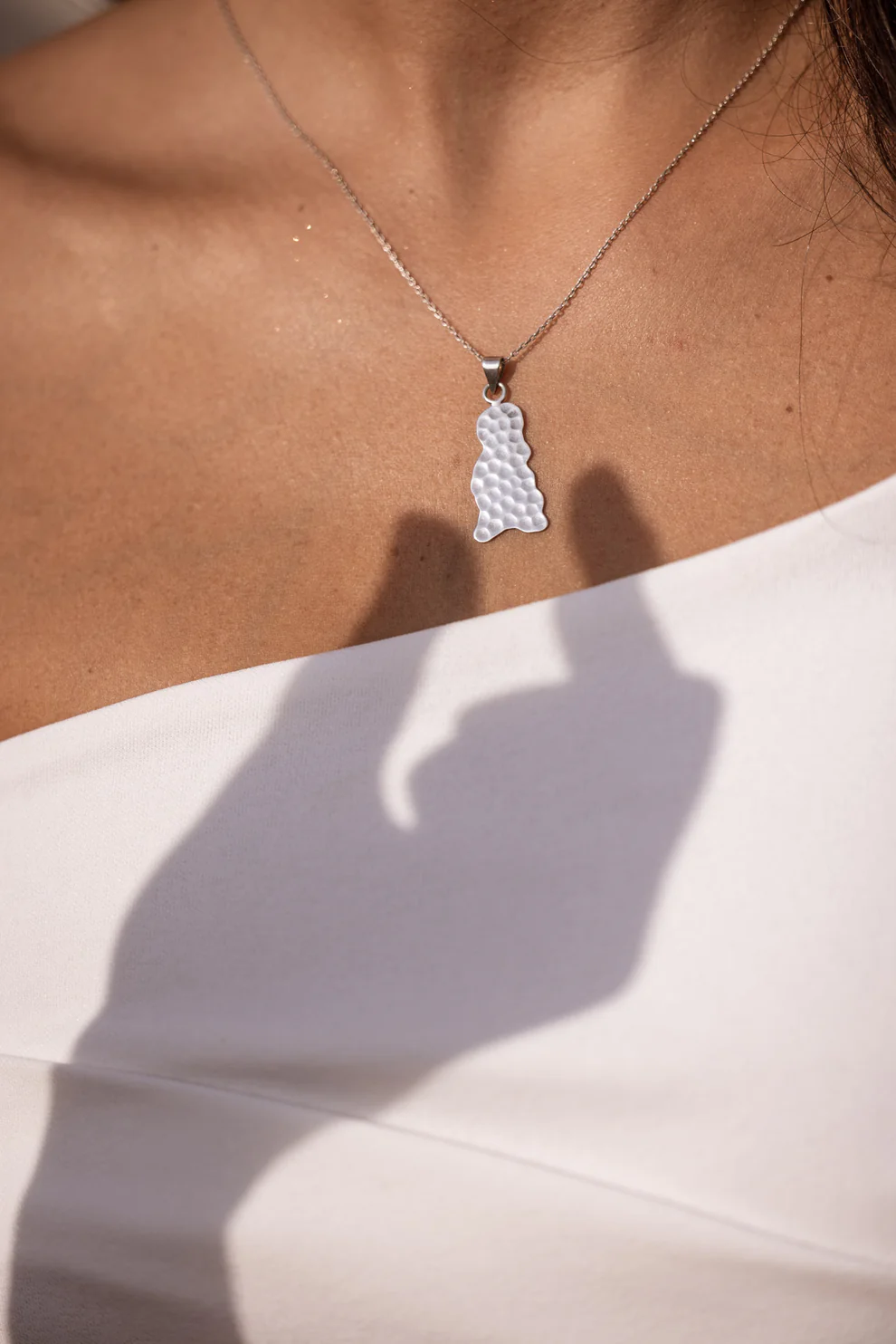Collier Cyra, effet ombre avec deux doigts Collier Cyra, effet ombre avec deux doigts