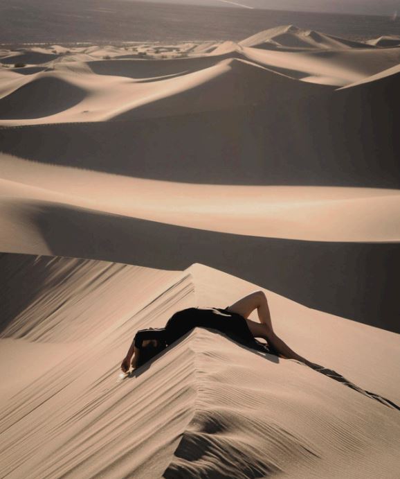 Femme allongée sur le sable