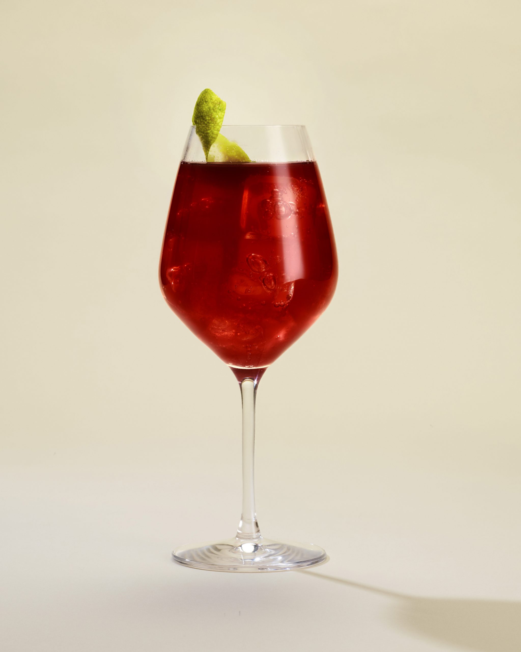le cocktail dans un verre a pied, sur fond clair