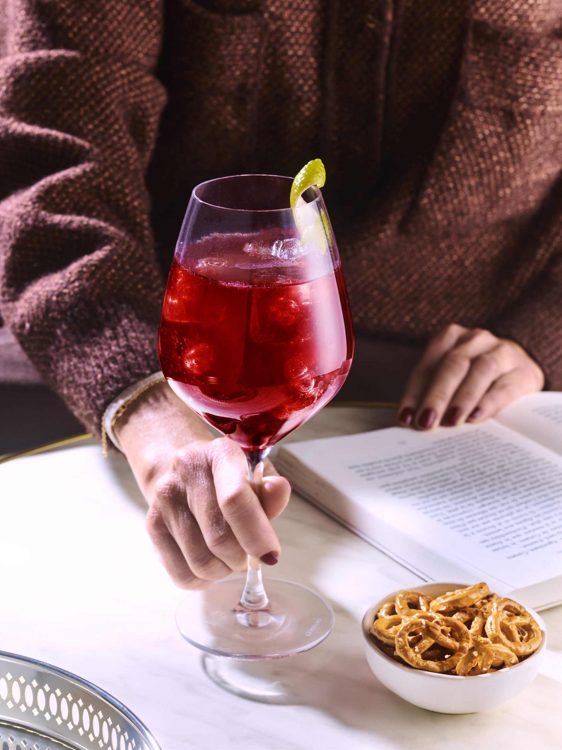 Cocktail posé sur une table.