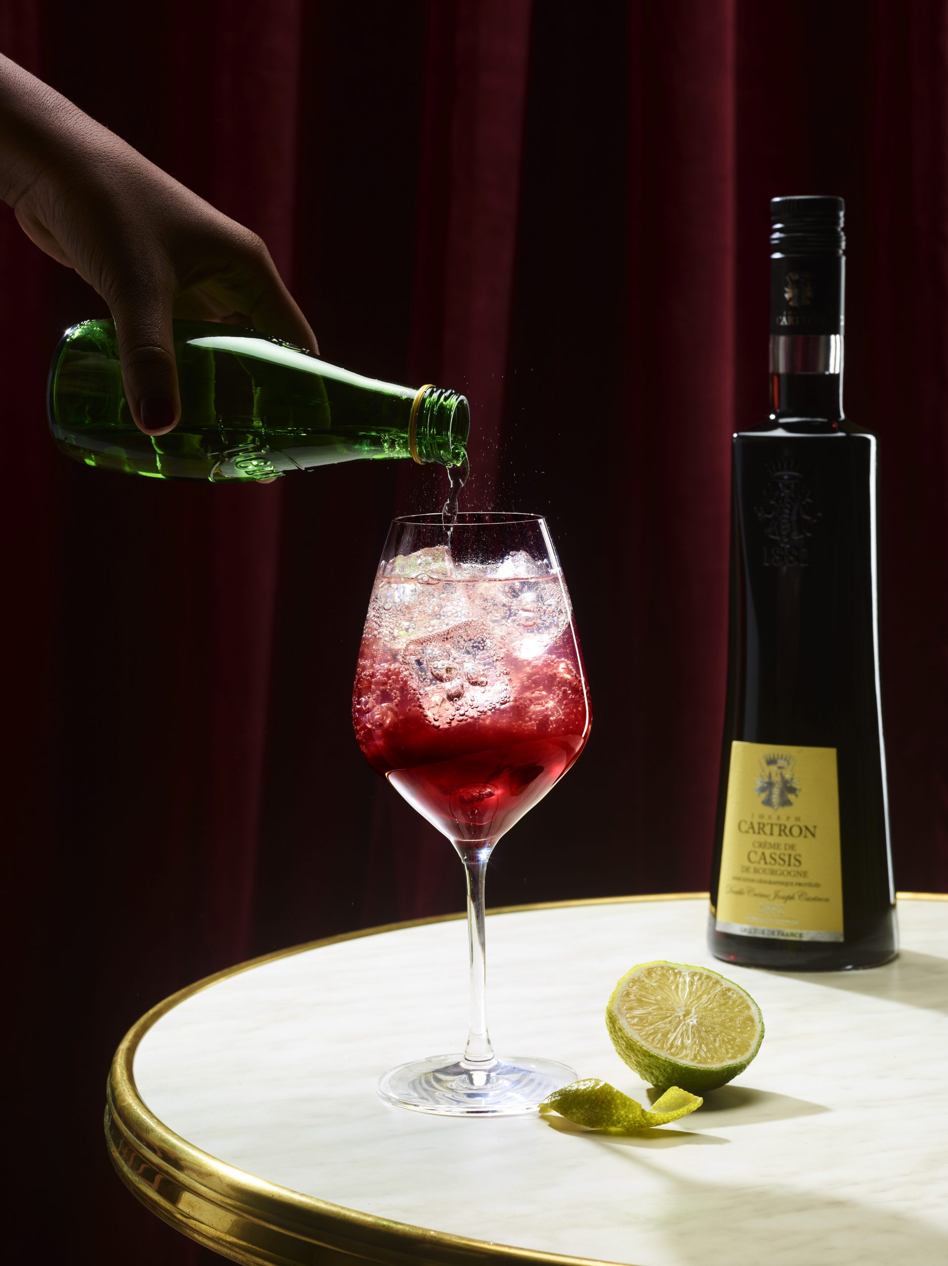 eau pétillante versée dans le cocktail.