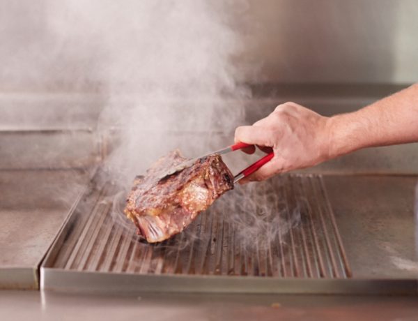 Viande qui cuit au barbecue.