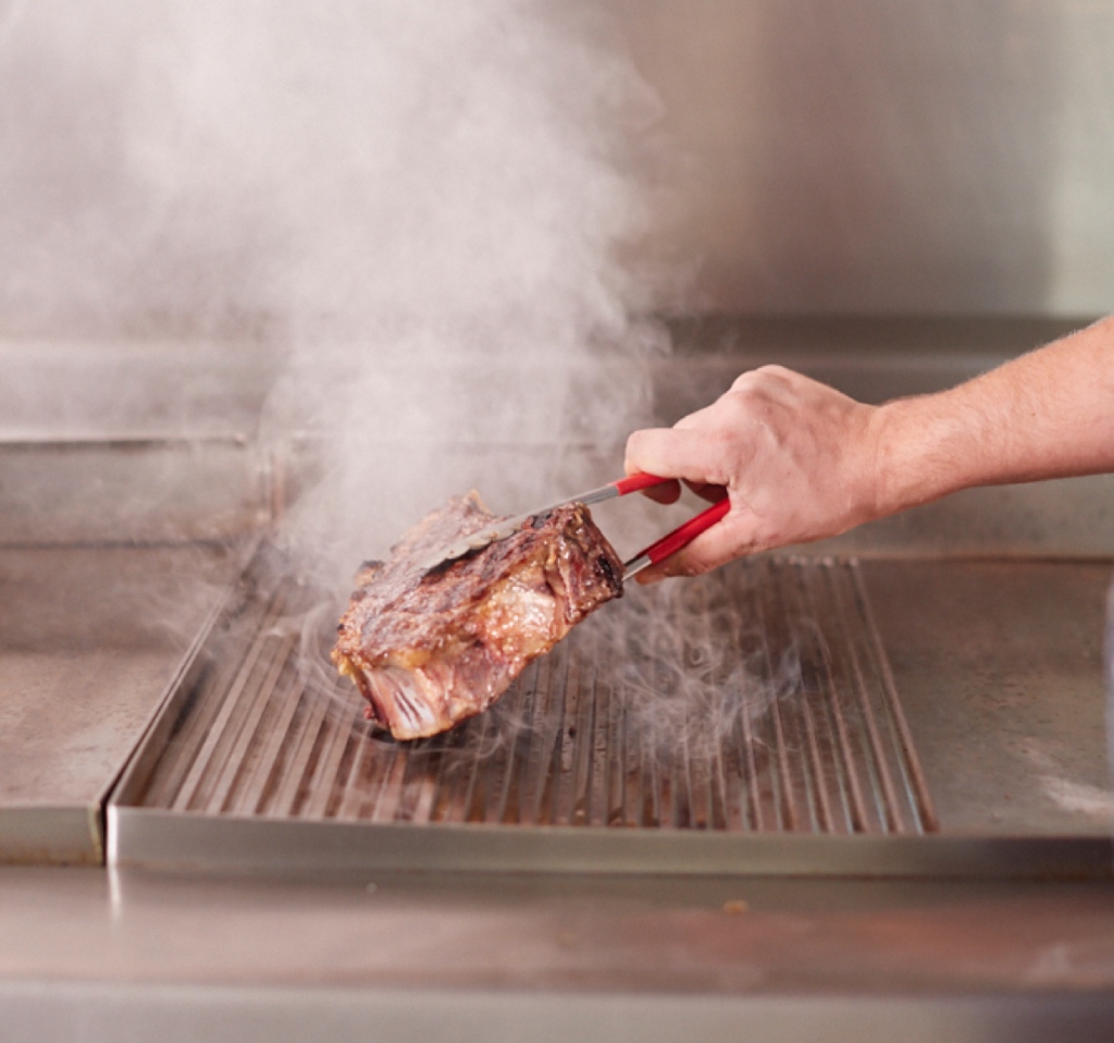 Viande qui cuit au barbecue.