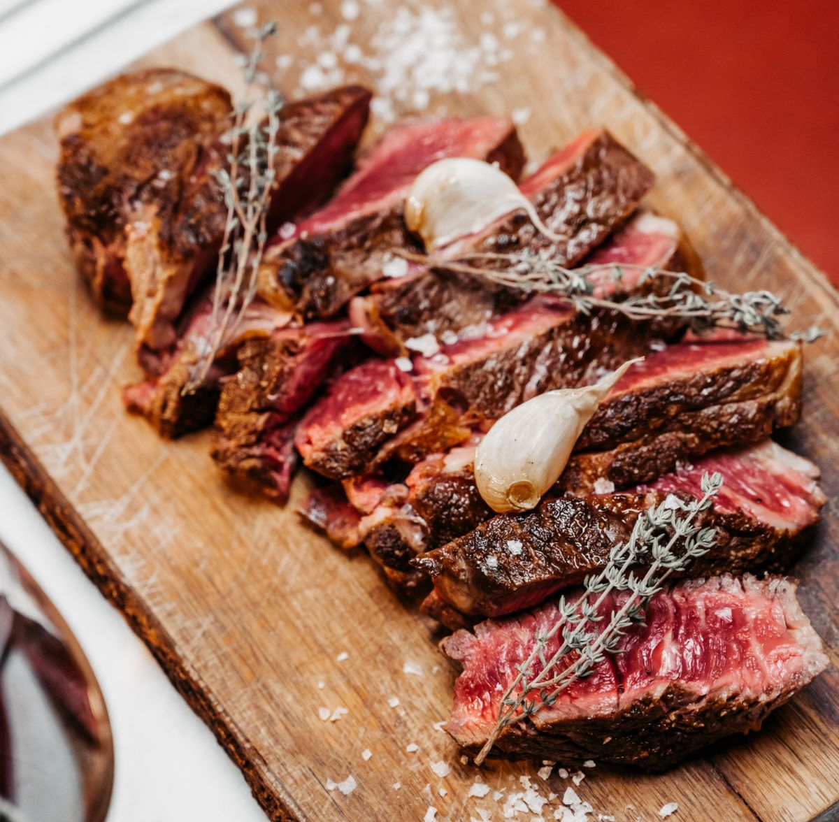 Viande rouge découpée