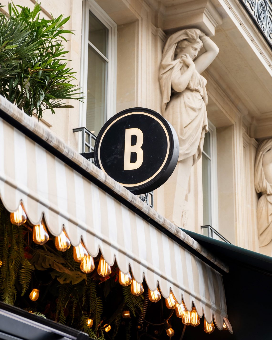 devanture du restaurant, un grand B