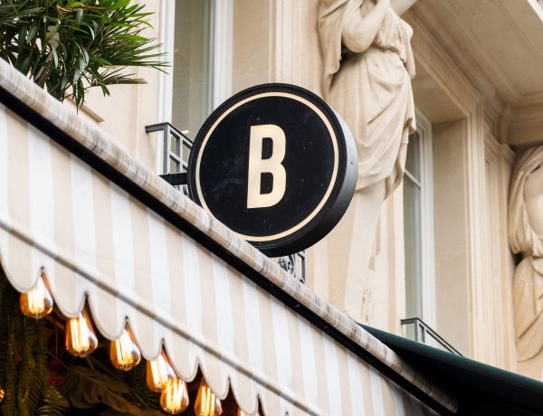 devanture du restaurant, un grand B