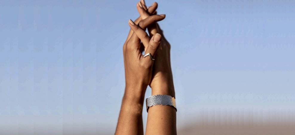 Deux mains entrelacées