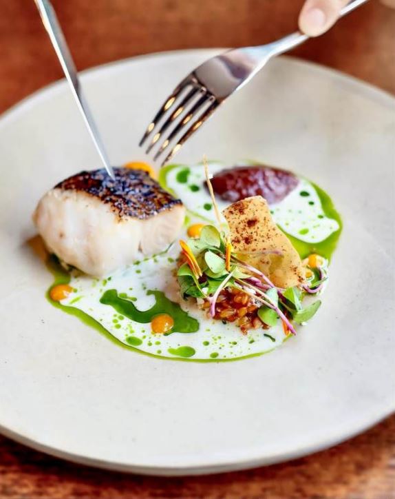 Poisson avec sauce verte et ses légumes.